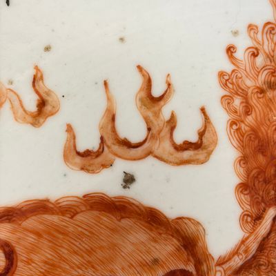 A fine Chinese iron-red-decorated 'Buddhist Lions' dish — foto 10