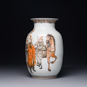 A fine Chinese iron-red, grisaille and gilt lantern-shaped 'mulan 木蘭' vase, signed Zhou Xiangpu 周湘浦, 20th C. — 照片 2