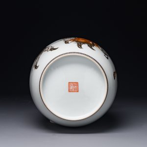 A fine Chinese iron-red, grisaille and gilt lantern-shaped 'mulan 木蘭' vase, signed Zhou Xiangpu 周湘浦, 20th C. — 照片 6