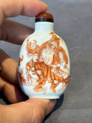 A fine Chinese iron-red 'Zhongkui' snuff bottle, 19th C. — photo 1