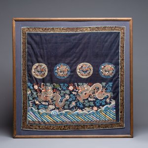 A fine Chinese kesi square 'dragon' panel and four silk embroideries with floral design, 19th C — 照片 2