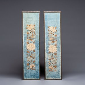 A fine Chinese kesi square 'dragon' panel and four silk embroideries with floral design, 19th C — 照片 4