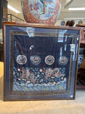 A fine Chinese kesi square 'dragon' panel and two silk embroideries with floral design, 19th C. — photo 1