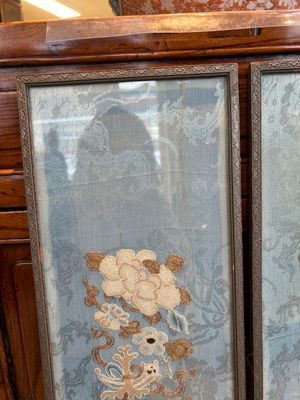 A fine Chinese kesi square 'dragon' panel and two silk embroideries with floral design, 19th C. — photo 8