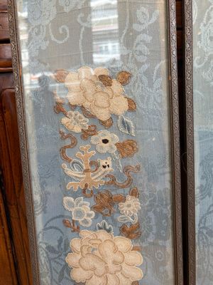 A fine Chinese kesi square 'dragon' panel and two silk embroideries with floral design, 19th C. — photo 9