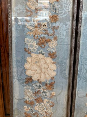 A fine Chinese kesi square 'dragon' panel and two silk embroideries with floral design, 19th C. — photo 10
