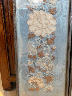 A fine Chinese kesi square 'dragon' panel and two silk embroideries with floral design, 19th C. — photo 11