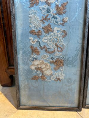 A fine Chinese kesi square 'dragon' panel and two silk embroideries with floral design, 19th C. — photo 12