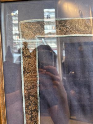 A fine Chinese kesi square 'dragon' panel and two silk embroideries with floral design, 19th C. — photo 2