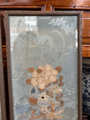A fine Chinese kesi square 'dragon' panel and two silk embroideries with floral design, 19th C. — photo 13