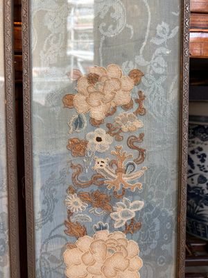 A fine Chinese kesi square 'dragon' panel and two silk embroideries with floral design, 19th C. — photo 14