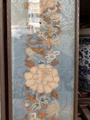 A fine Chinese kesi square 'dragon' panel and two silk embroideries with floral design, 19th C. — photo 15