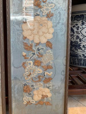 A fine Chinese kesi square 'dragon' panel and two silk embroideries with floral design, 19th C. — photo 16