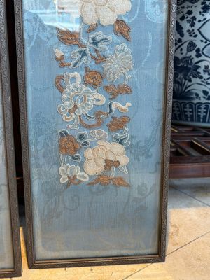 A fine Chinese kesi square 'dragon' panel and two silk embroideries with floral design, 19th C. — photo 17