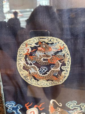 A fine Chinese kesi square 'dragon' panel and two silk embroideries with floral design, 19th C. — photo 3