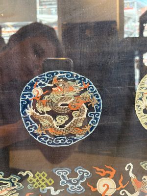 A fine Chinese kesi square 'dragon' panel and two silk embroideries with floral design, 19th C. — photo 4