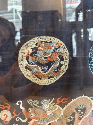 A fine Chinese kesi square 'dragon' panel and two silk embroideries with floral design, 19th C. — photo 5