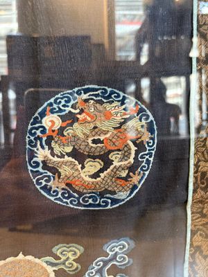 A fine Chinese kesi square 'dragon' panel and two silk embroideries with floral design, 19th C. — photo 6