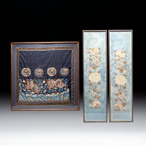 A fine Chinese kesi square 'dragon' panel and two silk embroideries with floral design, 19th C. — photo 1