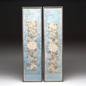 A fine Chinese kesi square 'dragon' panel and two silk embroideries with floral design, 19th C. — photo 2
