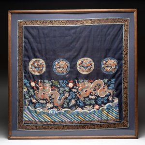 A fine Chinese kesi square 'dragon' panel and two silk embroideries with floral design, 19th C. — photo 4
