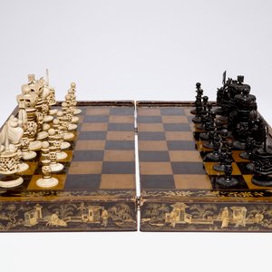 A fine Chinese lacquer chess and backgammon board with ivory game pieces, 19th C. — 照片 3