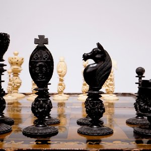 A fine Chinese lacquer chess and backgammon board with ivory game pieces, 19th C. — 照片 4