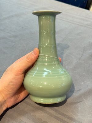 A fine Chinese Longquan celadon bottle vase, Song/Yuan — photo 1