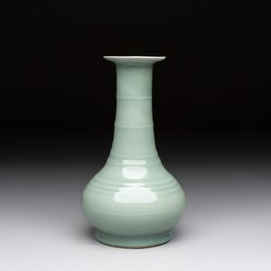 A fine Chinese Longquan celadon bottle vase, Song/Yuan — photo 1