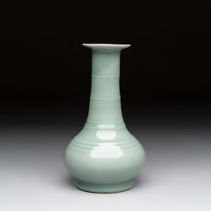 A fine Chinese Longquan celadon bottle vase, Song/Yuan — photo 2