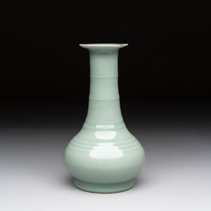 A fine Chinese Longquan celadon bottle vase, Song/Yuan — photo 3