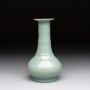 A fine Chinese Longquan celadon bottle vase, Song/Yuan — photo 4
