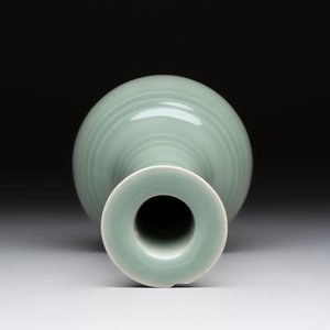 A fine Chinese Longquan celadon bottle vase, Song/Yuan — photo 5