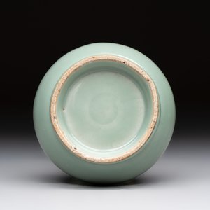 A fine Chinese Longquan celadon bottle vase, Song/Yuan — photo 6