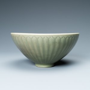 A fine Chinese Longquan celadon 'lotus' bowl, Yuan/Ming — 照片 2