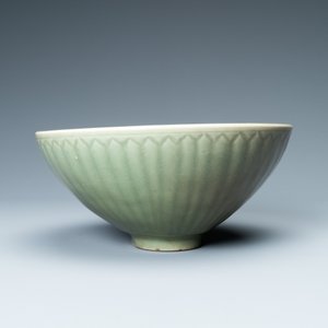 A fine Chinese Longquan celadon 'lotus' bowl, Yuan/Ming — 照片 3