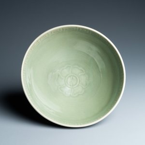 A fine Chinese Longquan celadon 'lotus' bowl, Yuan/Ming — 照片 6