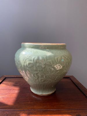 A fine Chinese Longquan celadon vase with floral design, Ming — 照片 3