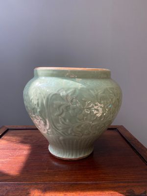 A fine Chinese Longquan celadon vase with floral design, Ming — 照片 4