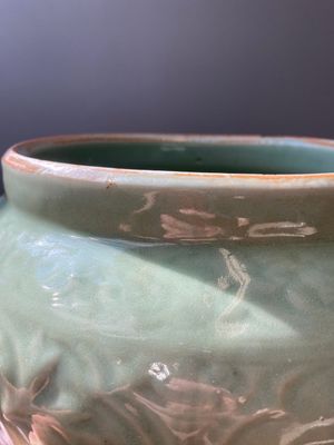 A fine Chinese Longquan celadon vase with floral design, Ming — 照片 8