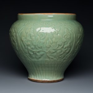 A fine Chinese Longquan celadon vase with floral design, Ming — 照片 2
