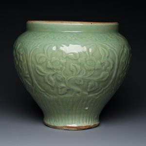 A fine Chinese Longquan celadon vase with floral design, Ming — 照片 4