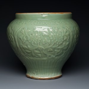 A fine Chinese Longquan celadon vase with floral design, Ming — 照片 5