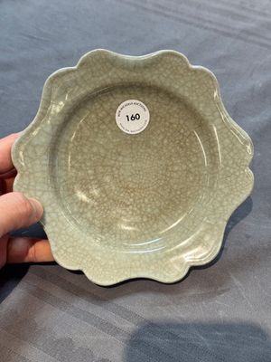 A fine Chinese Longquan guan-type flower-shaped dish, Song/Yuan — foto 1