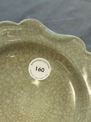 A fine Chinese Longquan guan-type flower-shaped dish, Song/Yuan — foto 2