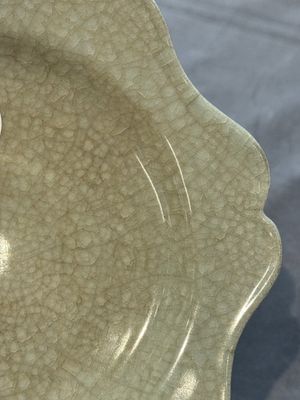 A fine Chinese Longquan guan-type flower-shaped dish, Song/Yuan — foto 4