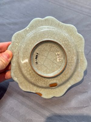 A fine Chinese Longquan guan-type flower-shaped dish, Song/Yuan — foto 5