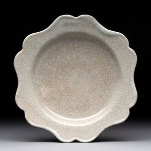 A fine Chinese Longquan guan-type flower-shaped dish, Song/Yuan — foto 1