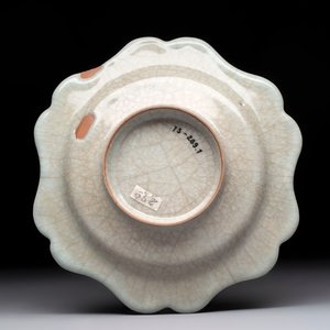 A fine Chinese Longquan guan-type flower-shaped dish, Song/Yuan — foto 2