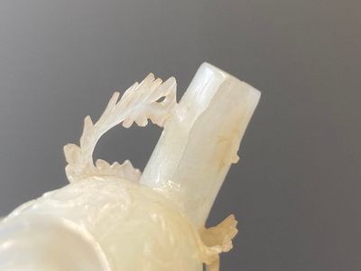 A fine Chinese Mughal style white jade teapot with floral design, 18/19th C. — 照片 14